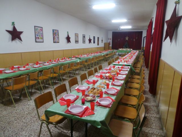 Cerca de 150 personas participaron en la cena de noche buena organizada por Cáritas Tres Avemarías, Foto 6