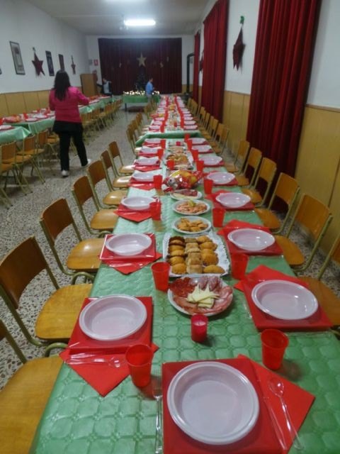 Cerca de 150 personas participaron en la cena de noche buena organizada por Cáritas Tres Avemarías - 2, Foto 2