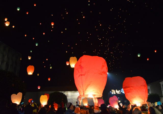 La Navidad torreña se ilumina con la solidaridad de 3.500 farolillos voladores - 1, Foto 1