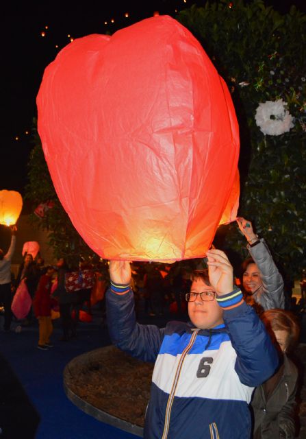La Navidad torreña se ilumina con la solidaridad de 3.500 farolillos voladores - 4, Foto 4