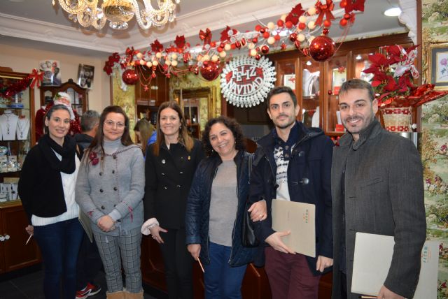 Diecisiete establecimientos participan en el Concurso de Escaparates Navideños de ACIA - 1, Foto 1