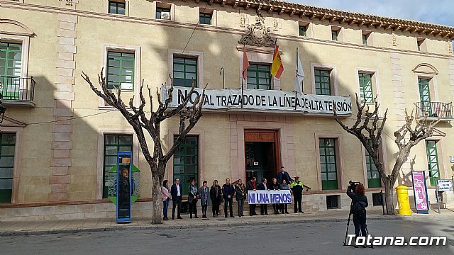 Se guarda un minuto de silencio en señal de condena y repulsa por el último presunto caso de violencia machista en Benicássim (Castellón), Foto 1