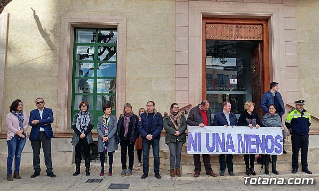 Se guarda un minuto de silencio en señal de condena y repulsa por el último presunto caso de violencia machista en Benicássim (Castellón), Foto 2