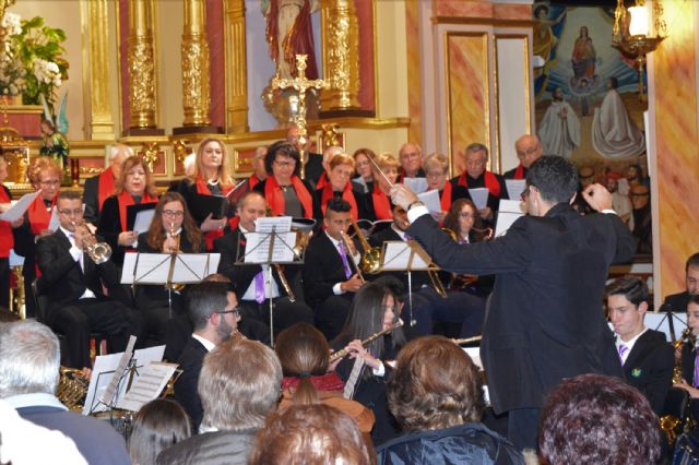 Gran concierto de Navidad de la coral 'Ménade' y la banda municipal en la iglesia de Nuestra Señora de la Salceda - 1, Foto 1