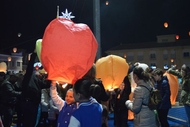 Los farolillos vuelven a inundar de color, ilusión y Navidad el cielo de Torres de Cotillas - 1, Foto 1