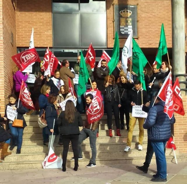 Concentración en el Ayuntamiento de Molina de Segura para reivindicar una OPE que incluya a todos los colectivos - 1, Foto 1