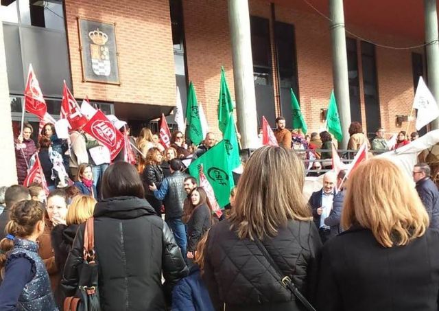 Concentración en el Ayuntamiento de Molina de Segura para reivindicar una OPE que incluya a todos los colectivos - 2, Foto 2