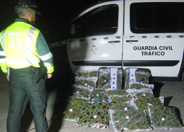 La Guardia Civil sorprende a un conductor con 22,6 kilos de marihuana en Yecla - 2, Foto 2