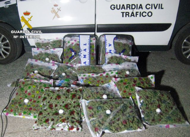 La Guardia Civil sorprende a un conductor con 22,6 kilos de marihuana en Yecla - 3, Foto 3