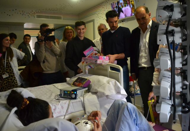 Tradicional visita al Hospital Virgen de la Arrixaca de jugador@s murcianos - 1, Foto 1