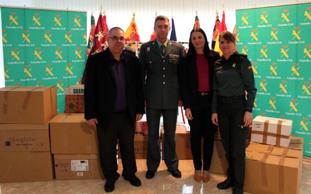 La Guardia Civil dona 200 kilos de ropa en beneficio de las mujeres y niños usuarios de las casas de acogida de la Región - 1, Foto 1