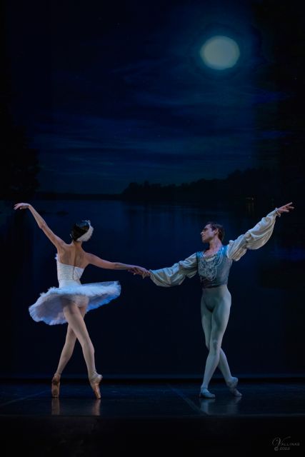 Los bailarines Aleix Mañé, Aída Badía e Iván Delgado del Río. © Rafael de la Cámara, Albiru, Jesús Vallinas., Foto 1