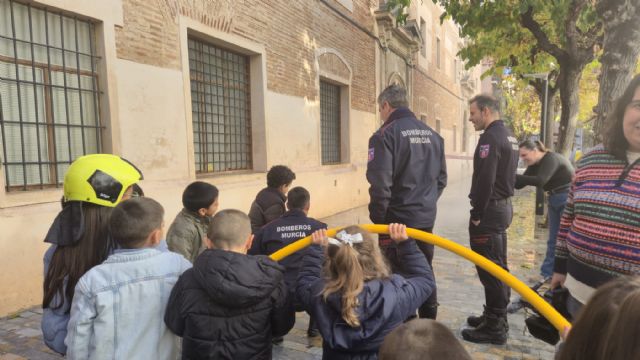 Bomberos del SEIS vuelven a llenar de ilusión a los ni&ntilde;os del centro de acogida Cardenal Belluga con su tradicional visita navide&ntilde;a - 2, Foto 2