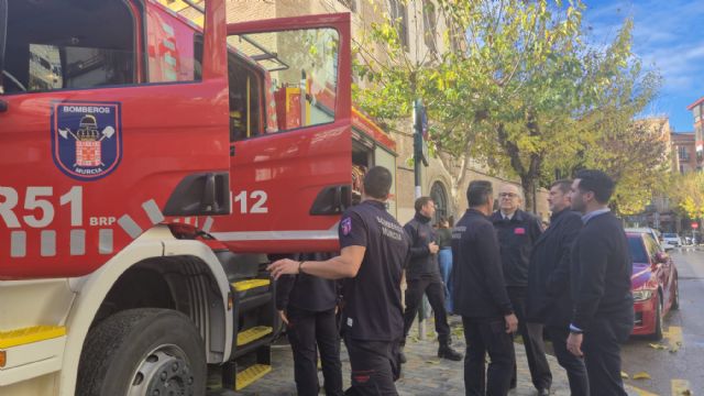 Bomberos del SEIS vuelven a llenar de ilusión a los ni&ntilde;os del centro de acogida Cardenal Belluga con su tradicional visita navide&ntilde;a - 4, Foto 4