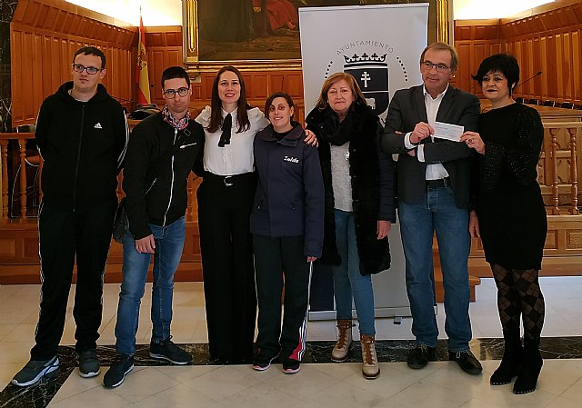 La Asociación de Comerciantes y Hosteleros de Caravaca de la Cruz entrega a APCOM la recaudación de la actividad Farolillos solidarios - 1, Foto 1