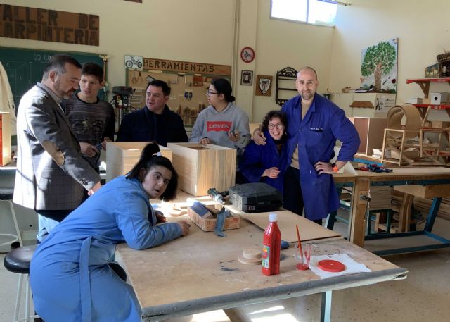El Ayuntamiento de Caravaca visita con responsables de la Consejería de Educación los centros de ASCRUZ y APCOM para planificar mejoras en sus instalaciones - 2, Foto 2