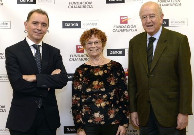 El director comercial de la Territorial de Bankia en Murcia y Alicante, Luis Antón; la presidenta de AFAMUR, Maite Normington, y el presidente de Fundación Cajamurcia, Carlos Egea, Foto 1