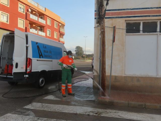 El Ayuntamiento lleva a cabo una actuación de limpieza en profundidad en el barrio de la Calle del Economato - 2, Foto 2
