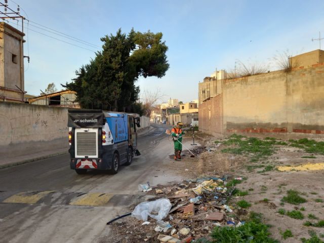El Ayuntamiento lleva a cabo una actuación de limpieza en profundidad en el barrio de la Calle del Economato - 3, Foto 3