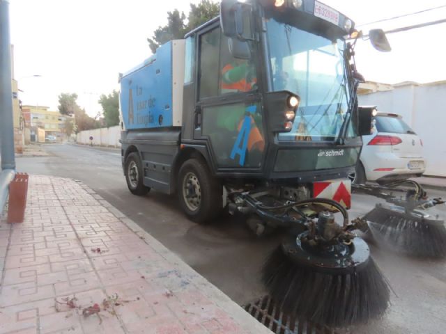 El Ayuntamiento lleva a cabo una actuación de limpieza en profundidad en el barrio de la Calle del Economato - 5, Foto 5