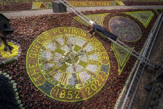 Un reloj de flores, o reloj de flores, es un gran reloj decorativo con la esfera del reloj formada por alfombra de flores - 1, Foto 1