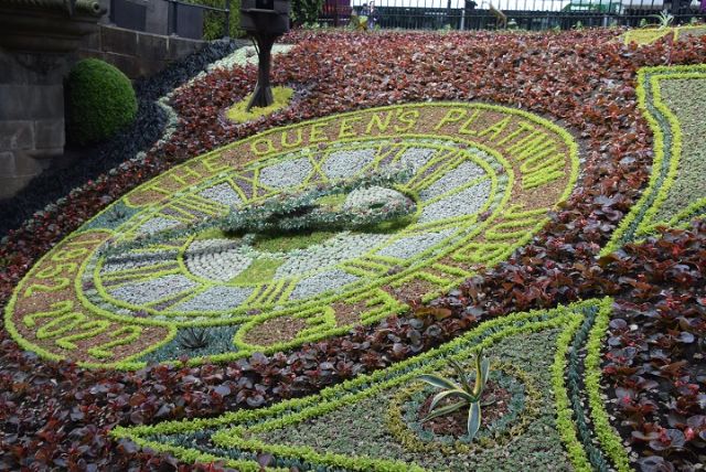 Un reloj de flores, o reloj de flores, es un gran reloj decorativo con la esfera del reloj formada por alfombra de flores - 2, Foto 2
