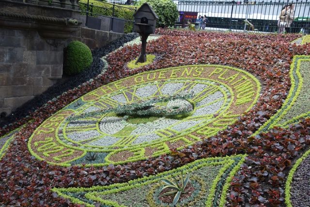 Un reloj de flores, o reloj de flores, es un gran reloj decorativo con la esfera del reloj formada por alfombra de flores - 3, Foto 3