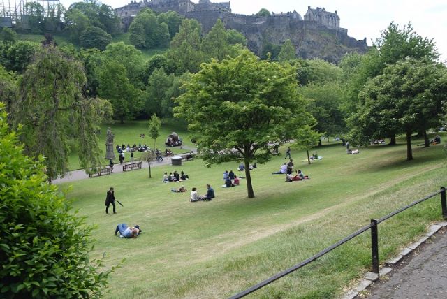 Un reloj de flores, o reloj de flores, es un gran reloj decorativo con la esfera del reloj formada por alfombra de flores - 4, Foto 4
