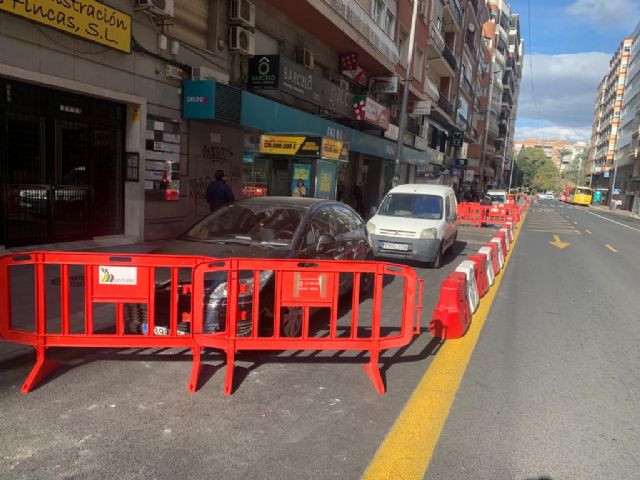 El carril eliminado en Avenida de la Constitución se utiliza como aparcamiento de unos pocos mientras se generan atascos diarios - 1, Foto 1