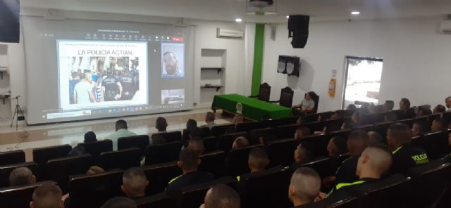 El criminólogo cartagenero Víctor Navarro imparte una conferencia online sobre la formación policial del siglo XXI a la escuela Gabriel González de Colombia - 1, Foto 1