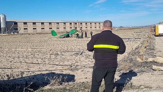 Trasladan al hospital a un piloto de 65 años herido que ha caído mientras volaba su avioneta a unos 500 metros del Aeródromo en Totana - 2, Foto 2