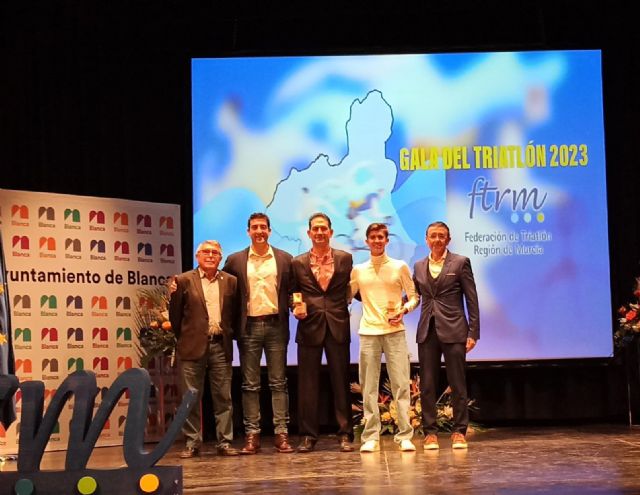 La Federación de Triatlón premia a los mejores deportistas de la temporada 2023 en una gala celebrada en el Teatro Victoria de Blanca - 1, Foto 1