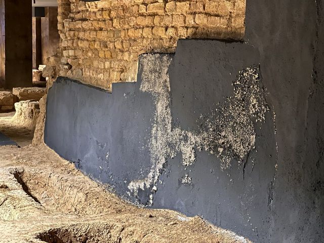 Huermur denuncia que las humedades y el verdín se apoderan del centro de visitantes de la muralla de Santa Eulalia - 2, Foto 2