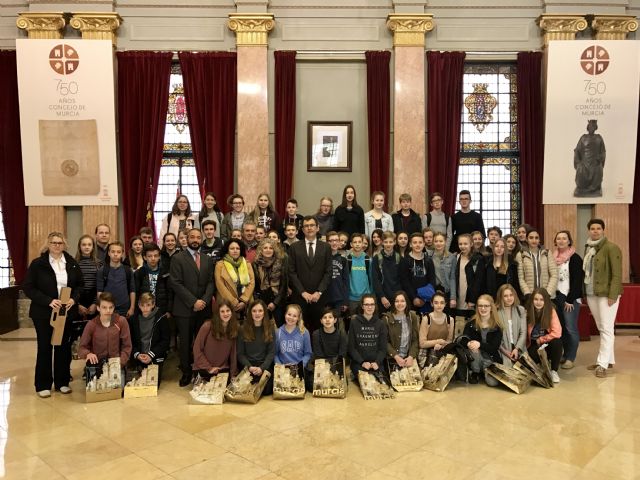 Un grupo de 40 estudiantes alemanes conocen el Ayuntamiento por dentro - 1, Foto 1