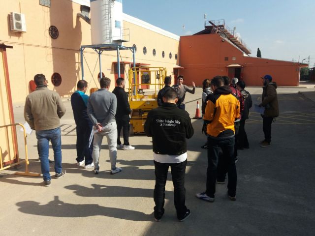 15 grafiteros locales participan en un curso de plataformas elevadoras para mejorar su seguridad cuando realicen murales de grandes dimensiones - 1, Foto 1