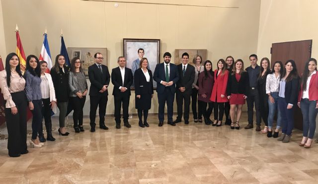 Fernando López Miras recibe a la embajadora  de Costa Rica en España y a los alumnos costarricenses  que estudian en la ENAE - 1, Foto 1