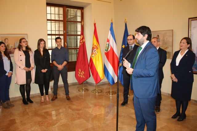 Fernando López Miras recibe a la embajadora  de Costa Rica en España y a los alumnos costarricenses  que estudian en la ENAE - 2, Foto 2