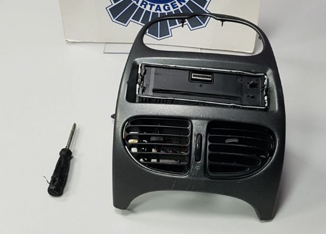 La Policia Local de Cartagena sorprende a un hombre mientras intentaba robar un equipo de musica de un coche - 1, Foto 1