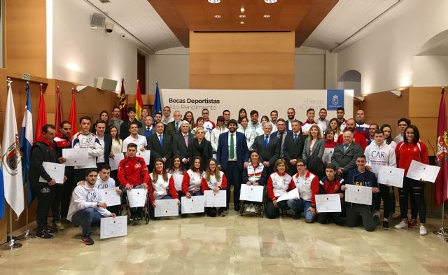López Miras destaca el esfuerzo, trabajo y valores de los 73 deportistas de alto rendimiento de la Región becados en 2017 - 1, Foto 1