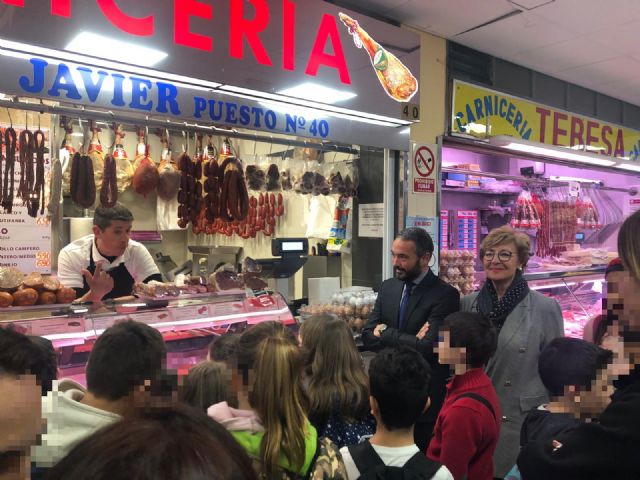 50 escolares de Casillas y La Flota visitan la plaza de abastos de Vistabella para conocer la importancia de los alimentos de calidad en la dieta diaria - 1, Foto 1