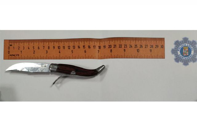 Intervenidas una dosis de estupefacientes y una navaja a dos individuos - 1, Foto 1