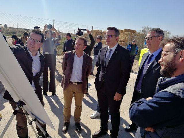 El presidente de la CHS visita las obras de emergencia del canal del postrasvase en el Campo de Cartagena - 1, Foto 1