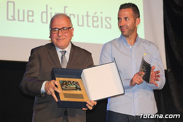 Desde el reconocimiento y la gratitud a la Federación de Peñas de Carnaval de Totana, Foto 1