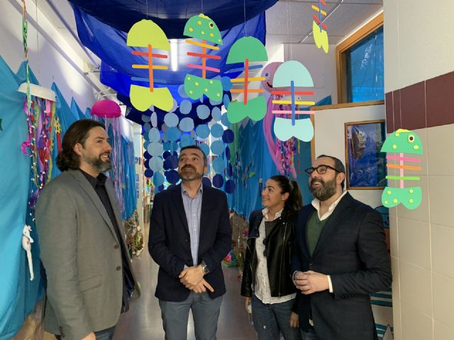 El director general de Innovación Educativa, Carlos Albaladejo y el edil de Educación, David Martínez elogian el compromiso medioambiental del CEIP El Mirador - 2, Foto 2