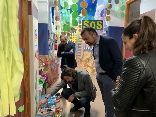 El director general de Innovación Educativa, Carlos Albaladejo y el edil de Educación, David Martínez elogian el compromiso medioambiental del CEIP El Mirador - 4, Foto 4