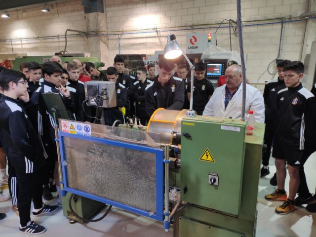 Los jugadores de la Escuela de Fútbol Base del FC Cartagena visitan la UPCT - 1, Foto 1