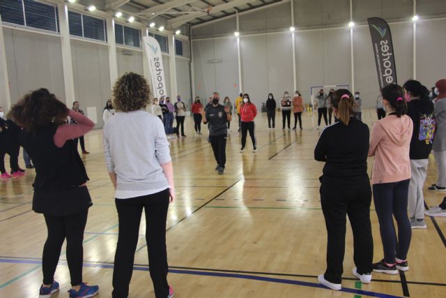 Más de 70 mujeres pinatarenses aprenden técnicas de defensa personal - 1, Foto 1