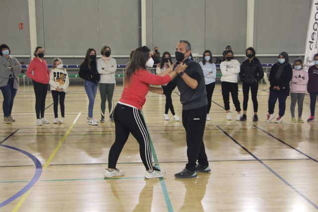 Más de 70 mujeres pinatarenses aprenden técnicas de defensa personal - 2, Foto 2
