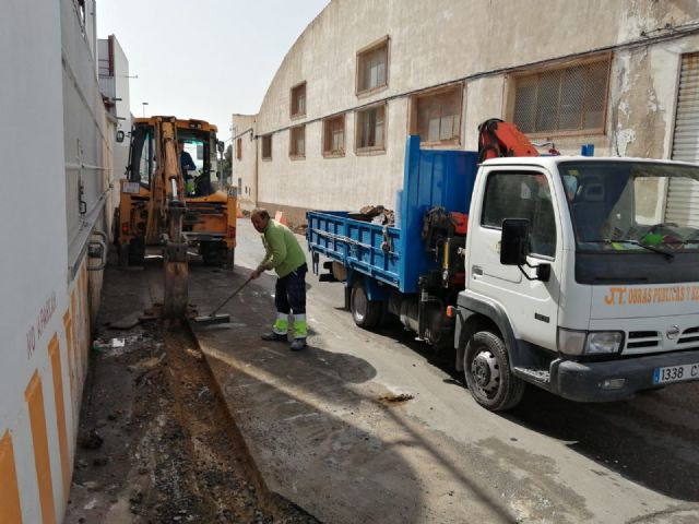 Comienzan las obras de rehabilitación del área empresarial El Tapiado, que incluyen asfaltado y señalización horizontal, cofinanciadas por el Instituto de Fomento de la Región de Murcia - 1, Foto 1
