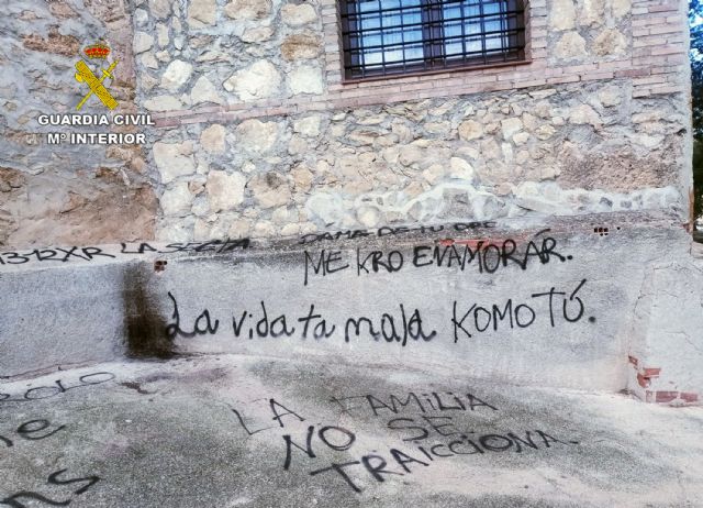 La Guardia Civil investiga a dos jóvenes por varias pintadas en la fachada de una ermita y en instalaciones municipales de Pliego - 1, Foto 1